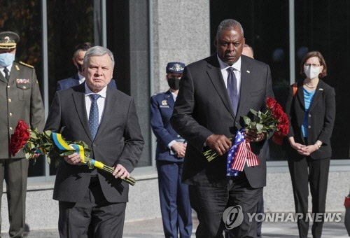 우크라이나를 방문 중인 로이드 오스틴 미 국방장관(오른쪽)이 19일 안드리 타란 우크라 국방장관과 회담하기에 앞서 전몰 용사기념관을 참배하고 있다. 키예프=epa 연합뉴스
